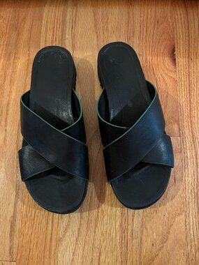 Women's UGG Sandals Sz 7 Black Leather W/ Green Edging Excellent Condition